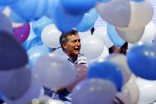 Mauricio Macri balloons-R-600