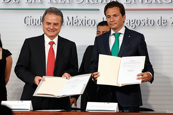 Good news. Energy minister Pedro Joaquin Coldwell (L) and Pemex chief executive Emilio Lozoya after signing the Round Zero’ allocation