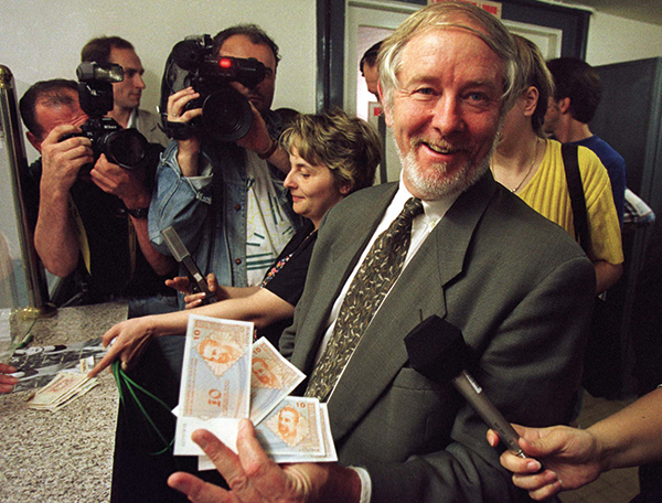 Peter-Nicholl-cash-600