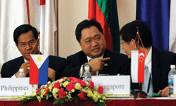 Purisima (c) with his finance counterparts from Singapore and Myanmar: “If we are successful in building a regional capital market, our reserves can be the natural funder of infrastructure requirements”