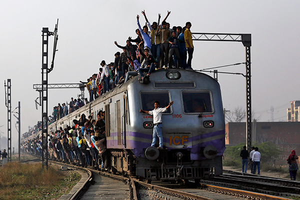 India-train-crowds-R-600