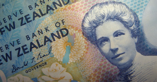 New Zealand dollar-R-envelope