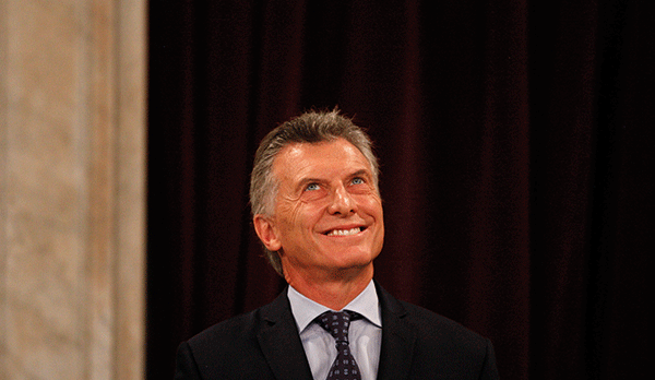Mauricio-Macri-looking-up-R-600