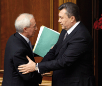 Mykola Azarov (l) and Viktor Yanukovich: election should move Ukraine out of impasse