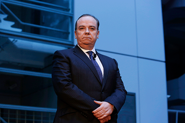 Stuart-Gulliver-standing-R-600