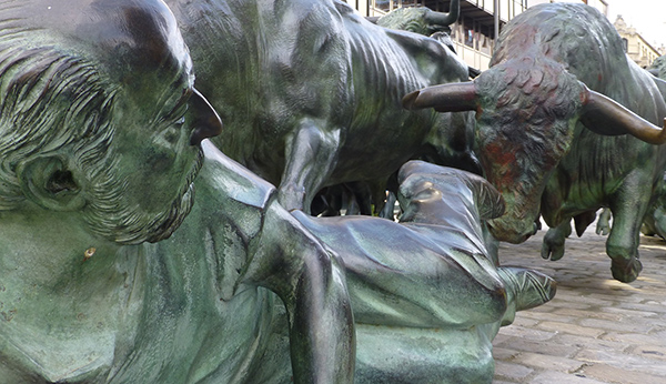 pamplona-bulls-bronze-statue-600
