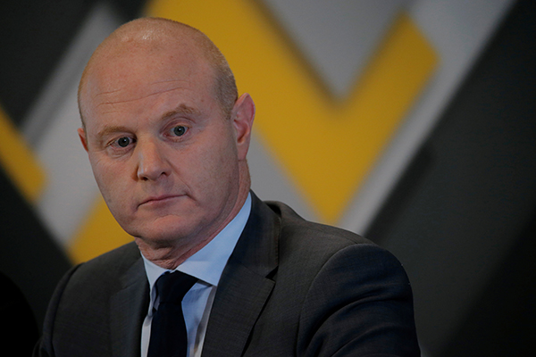 Ian-Narev-glum-R-600