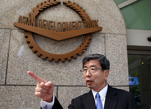 Takehiko-Nakao-pointing-R-600