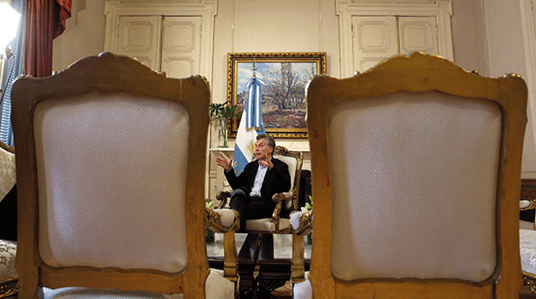 Mauricio-Macri-chairs-R-600