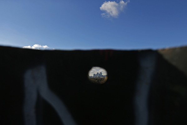 Canary Wharf hole-R-600