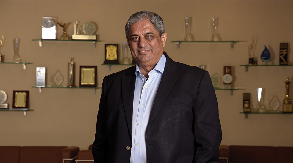 Aditya-Puri-HDFC-India-trophies-960.jpg