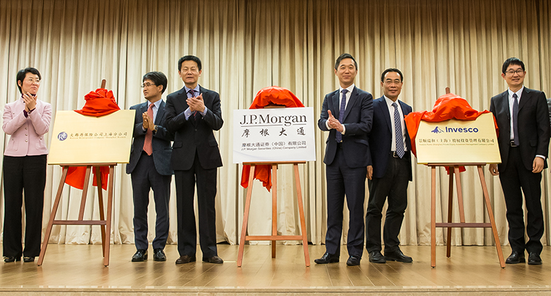 Shanghai Vice Mayor Wu Qing and J.P. Morgan China CEO Mark Leung _780