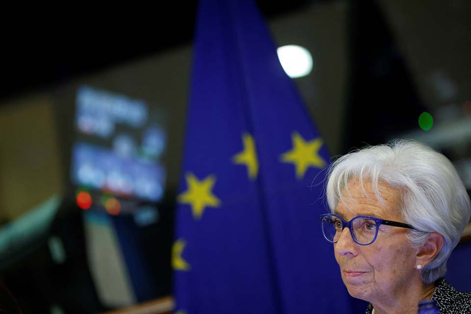 Christine-Lagarde-IMF-euro-flag-Reuters-960.jpg