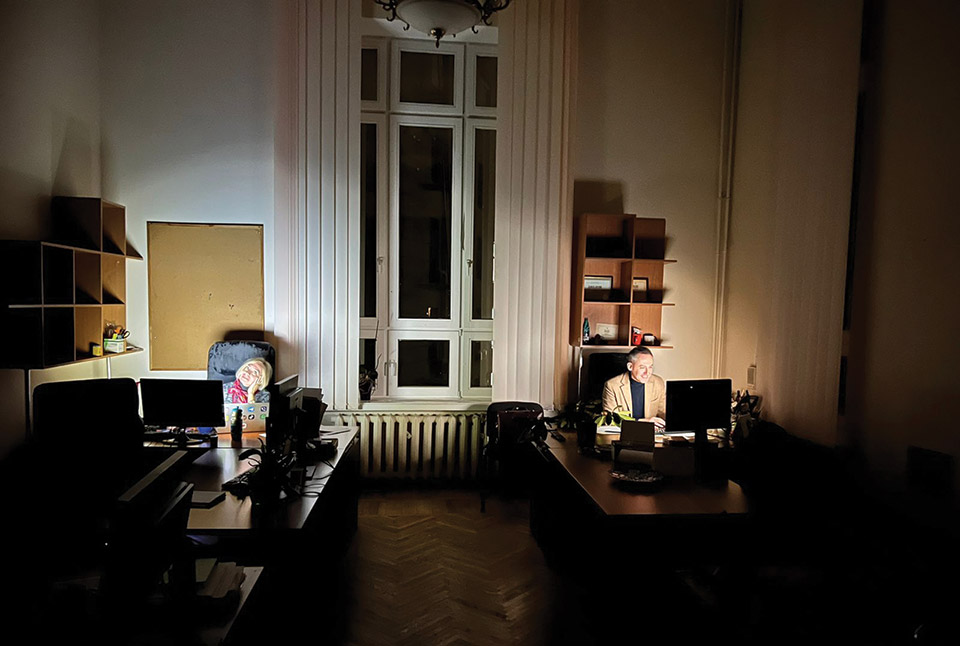 NBU-Press-Service-officers-blackout-960.jpg