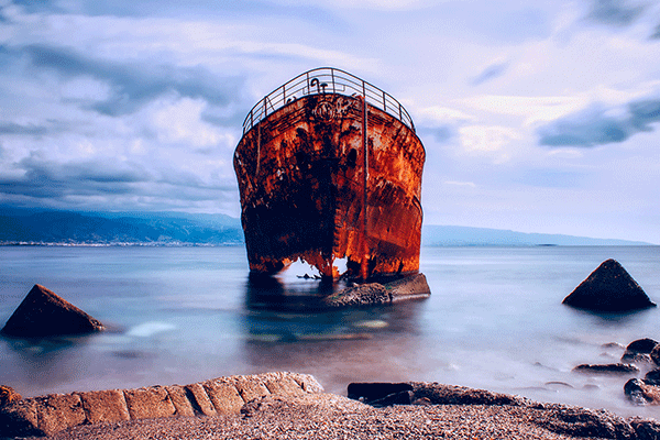 shipwreck-rust-italy-600