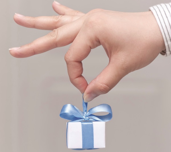 Greek present iStock-envelope