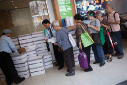 Cornerstone investors were key to Glencore’s iconic 2011 IPO and brought in big orders from institutional investors, leaving slim pickings for retail investors in the commodity group’s Hong Kong listing. Above: residents in Hong Kong queue for the Glencore prospectus
